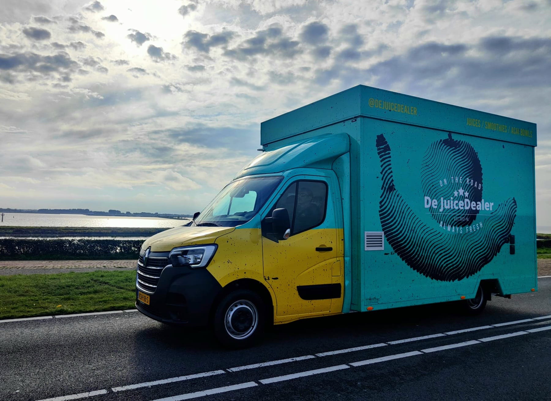 De JuiceDealer foodtruck onderweg naar een event, gevuld met verse biologische cold-pressed juices en gezonde snacks